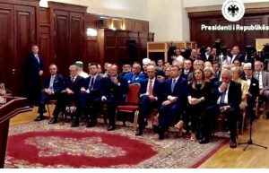 Dekorimi i Fratinit/ Berisha e Basha ulur afër Ballës, Meta bën ‘bashkë’ politikanët shqiptarë