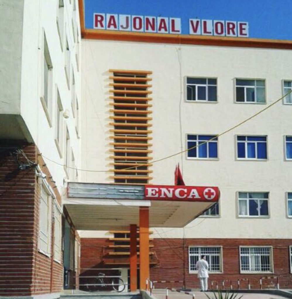 Mbërrin në spital i plagosur me armë, për çfarë dyshon policia