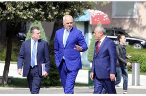 “Shoqërohet me trafikantë dhe përdhunues”, opozita letër Ruçit: Largo Taulant Ballën nga..