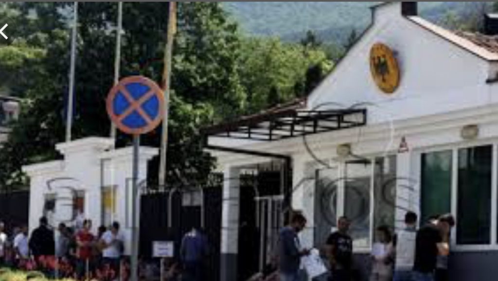 Shqiptarët braktisin Shqipërinë, shumica  kanë marrë leje qëndrimi në BE