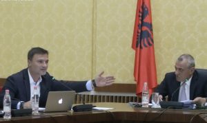 VIDEO/ Trajtim special për politikanët nuk mund të ketë më! – Alibeaj flet në Këshillin e Legjislacionit