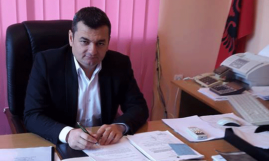 Humb kontrollin e makinës, aksidentohet kryebashkiaku i Këlcyrës