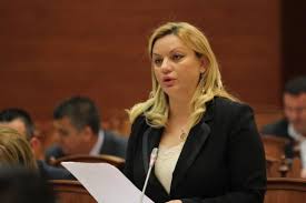 Albana Vokshi-Veliajt: Ose je injorat, ose i pafytyrë. Ja prova