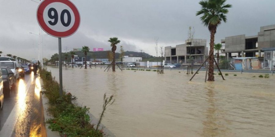 VIDEO/ Reshjet e shiut, përmbytet Durrësi e Vlora