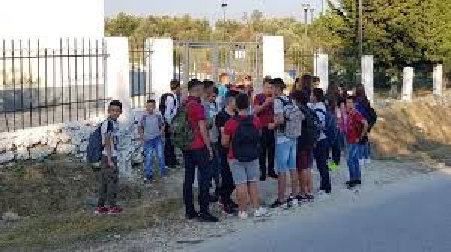 Rrufeja godet shtyllën në oborrin e shkollës, plagosen 4 nxënës
