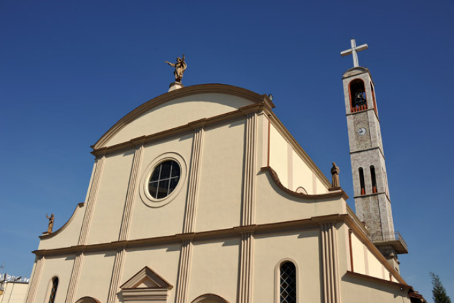Kapet shkodrani, vodhi paratë dhe dëmtoi Kishën françeskane