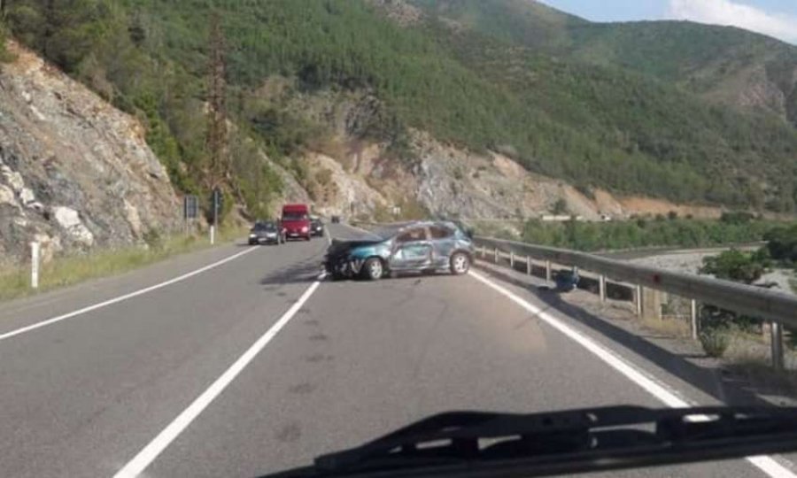 Makina përplaset me bordurën, plagosen dy persona