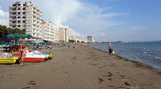 Kosovarët ia mësyjnë plazheve të Shqipërisë edhe në vjeshtë