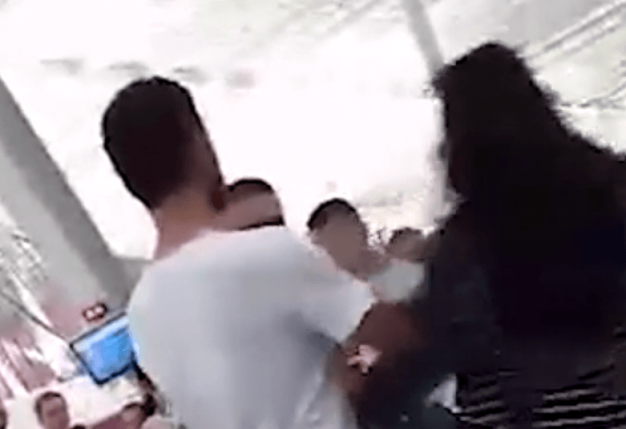 VIDEO/ Gruaja dhe dashnorja përplasen në Rinas, plas ‘grushti’: Fshatare që bën magji