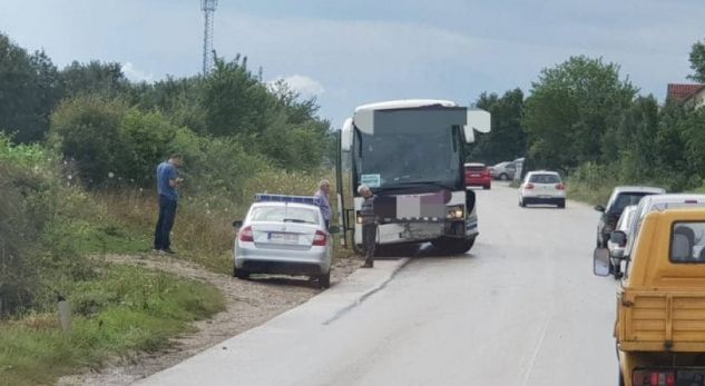 E përplasi makina sapo zbriti nga autobusi, humb jeten 11-vjeçar
