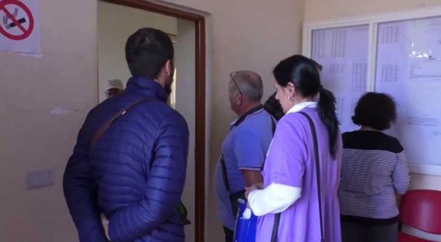 Si në “rradhën e qumështit!” Vlonjatët presin me vite për legalizimin e ndërtimeve