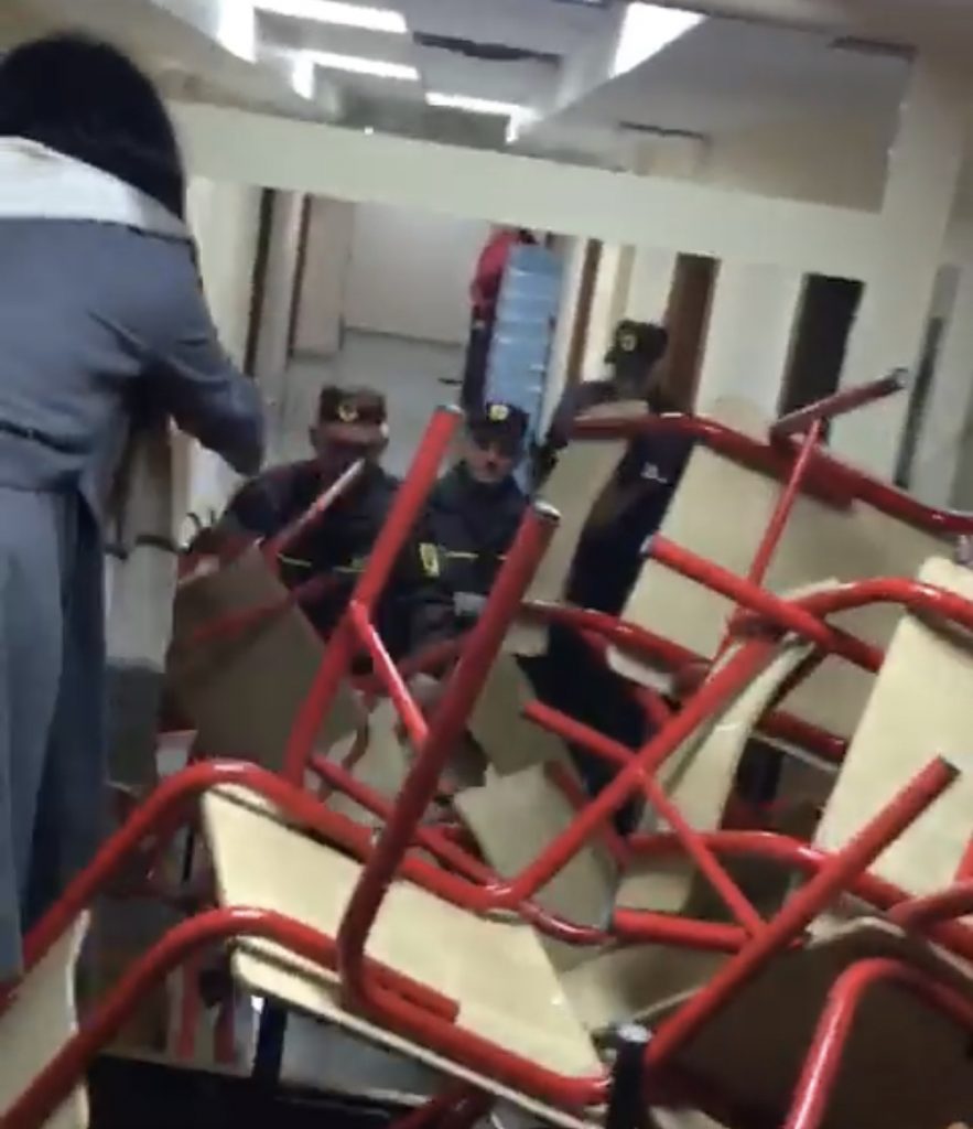Policia nxjerr me dhunë studentët  Fakultetit të  Drejtësisë