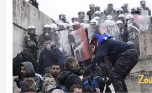 FOTO/VIDEO/Tmerr në Greqi, dhjetëra të plagosur, protestuesit shkelin njëri-tjetrin me këmbë nga paniku