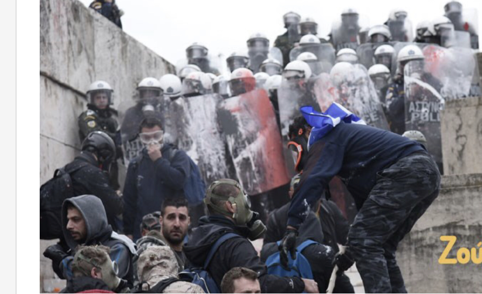 FOTO/VIDEO/Tmerr në Greqi, dhjetëra të plagosur, protestuesit shkelin njëri-tjetrin me këmbë nga paniku