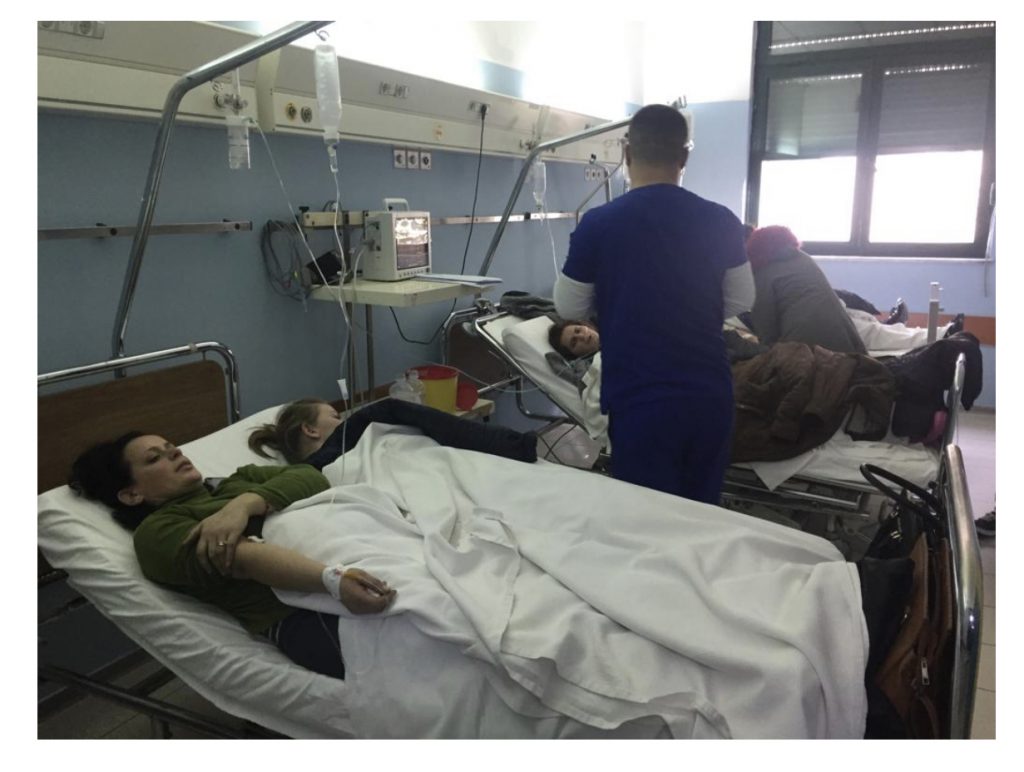 Helmohen punonjëset në një fasoneri në Durrës, 7 dergohen në spital
