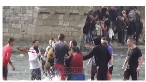 Shqiptarët e kthejnë ditën e ujit të bekuar në sherr me grushte e hedhje gurësh