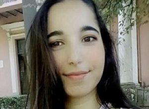FOTO/ E kishte varrosur  prapa shtëpisë të bijën dhe ‘i lutej’ Policisë: Ju lutem, më ndihmoni ta gjej!