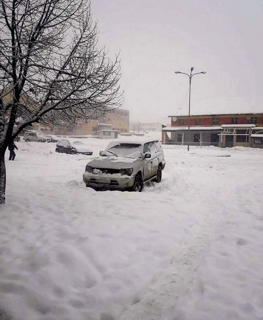 ‘Izolohet’ Dibra/ Dëbora paralizon qytetin, banorët e fshatrave të bllokuar pa ushqime e drita
