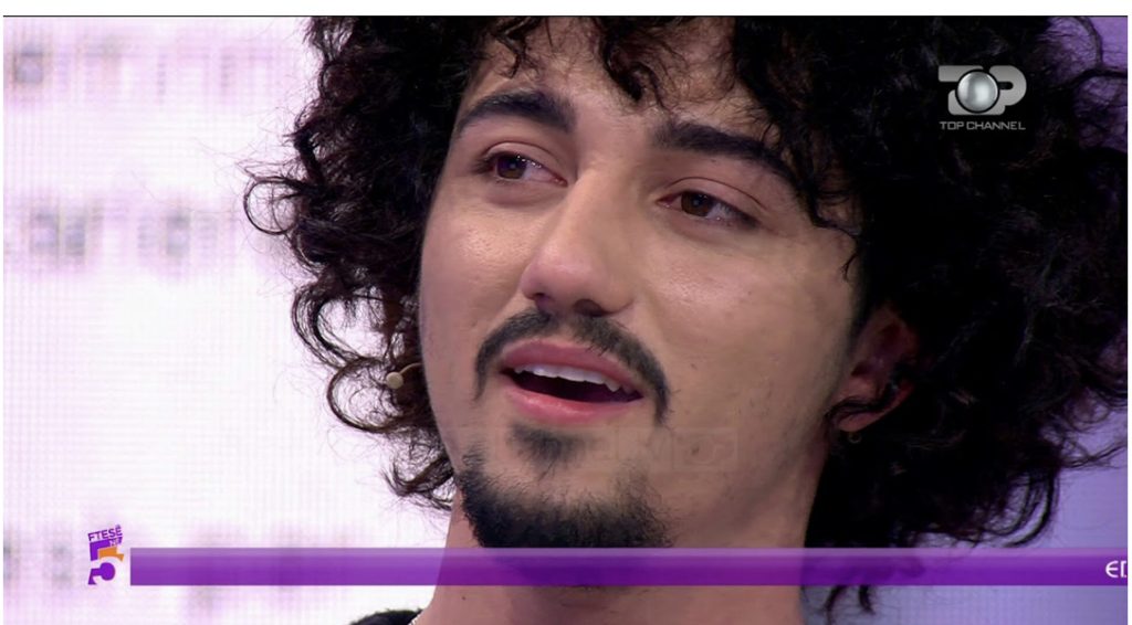 QESHARAKE/ “Piktori” nga Berati që u tall me dy TV më të mëdha në vend