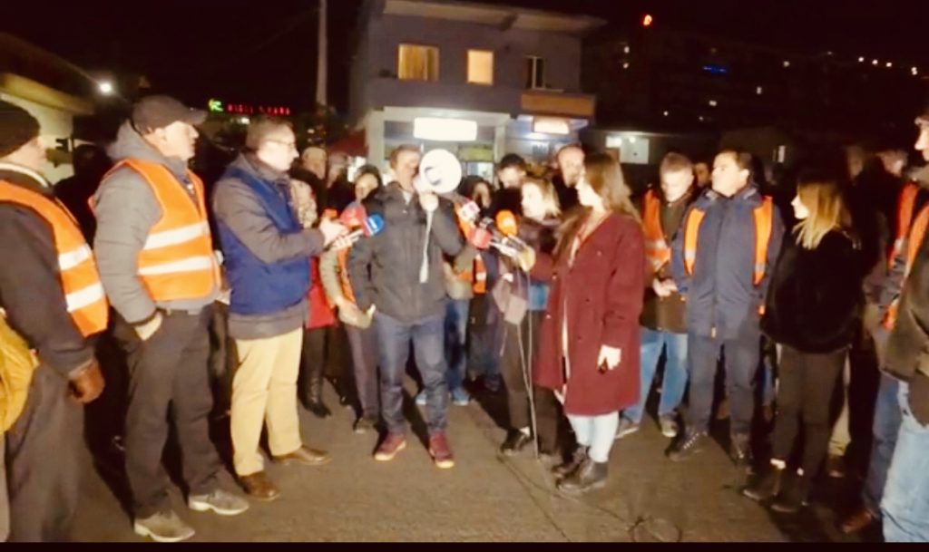 VIDEO-LIVE/ Banorët e Astiritne protestë, Ramës: Kush kërkon të na dhunojë do gjejë vdekjen në Unazën e Re