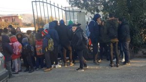 Kërkojnë ngrohje, nxënësit e shkollës 9-vjeçare në Stajkë bojkot mësimit