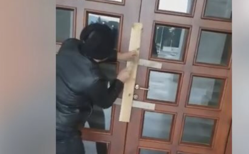 “Nuk dorëzohemi”/ Studentët rinisin protestën, gozhdohet dera e fakultetit