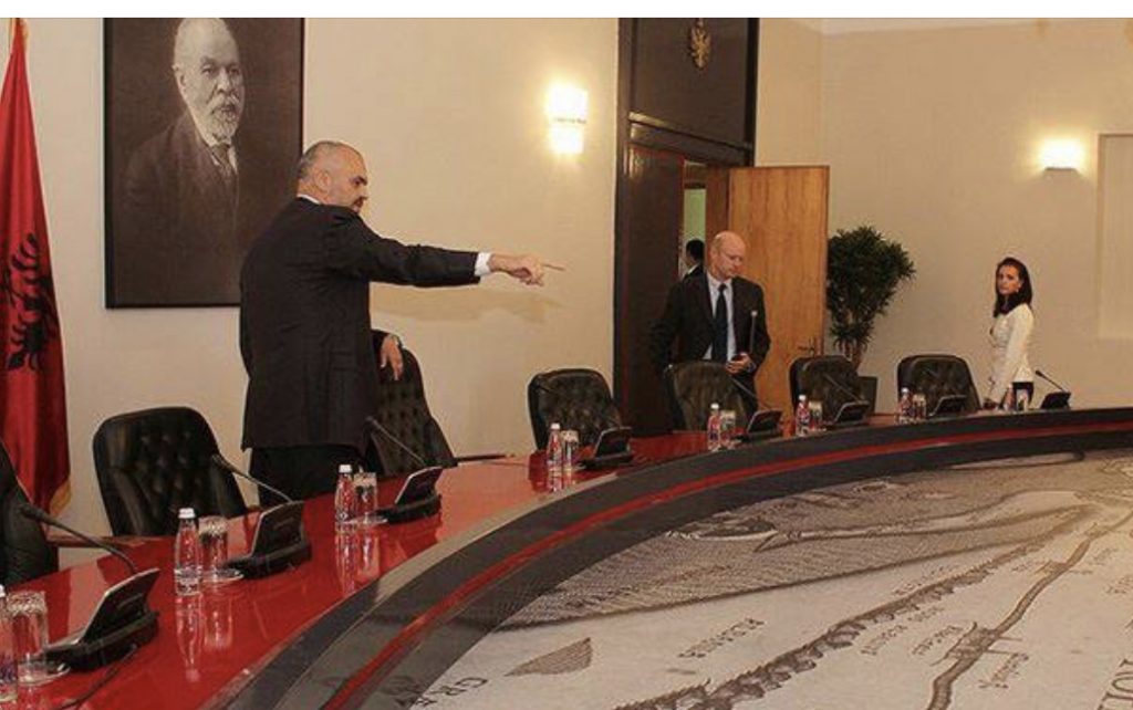 Administratë (publike) partiake  ministra “teknicienë”