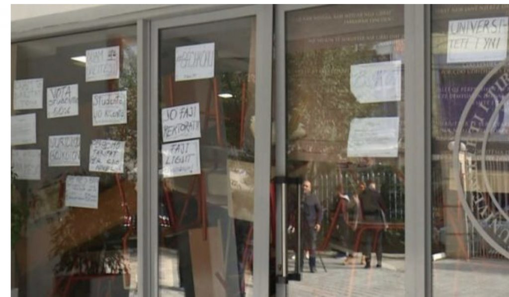 Protesta, studentët e ngujuar në zyrën e Rektorit
