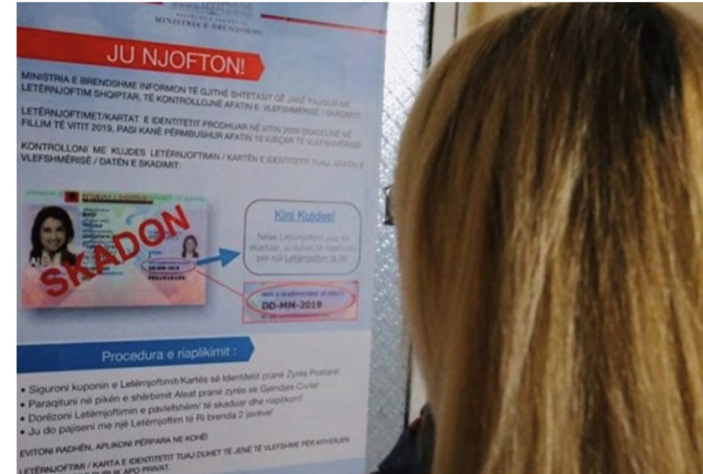 1.4 milionë shqiptarëve iu skadojnë mjetet e identifikimit, Ministria e Brendshme nuk informon për çmimet e kripura të rinovimit