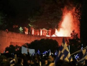 Greqi/Protesta të dhunëshme jashtë parlamentit