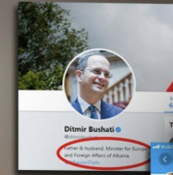 Gent Cakajt nuk i pritet sa të dekretohet por e bën Shqipërinë qesharake, prezantohet si ministër i Jashtëm paralelisht me Bushatin