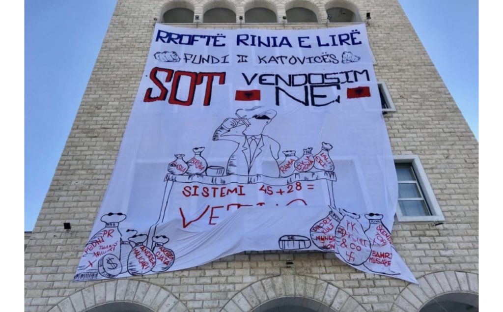 FOTOLAJM/ ‘Këtu vendosim ne’