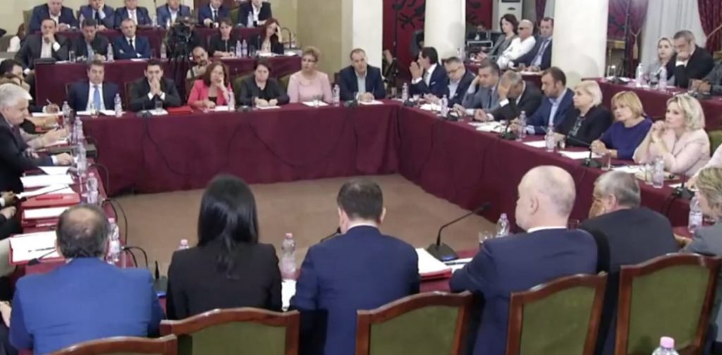 Grupi i PS-së merr vendimin për dekretet e Metës, ja ç’do ndodhë në Kuvend