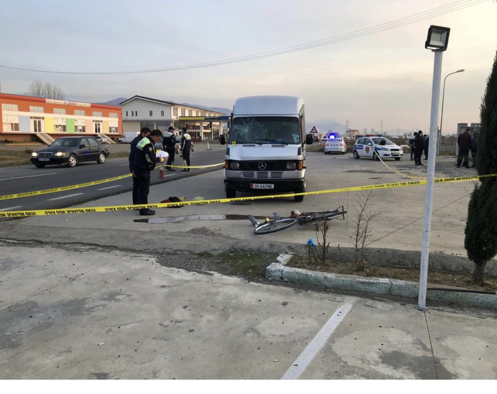 Furgoni përplas të moshuarin me biçikletë në Lezhë, e lë të plagosur rëndë