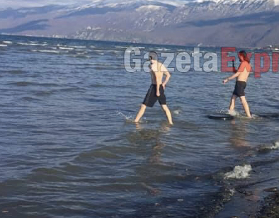 FOTOT/Pogradec lahen në liqen, temperaturat disa gradë nën zero