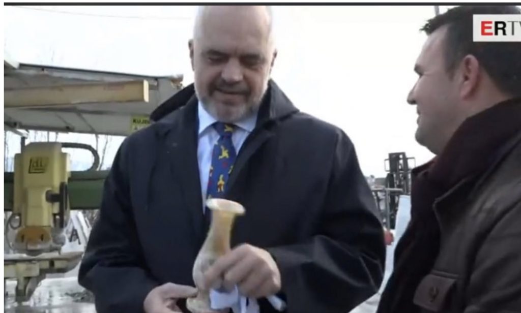 VIDEO/ Rama merr dhuratë nga biznesmeni: Xhiron e ke rritur, tani rrit fitimin