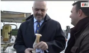 VIDEO/ Rama merr dhuratë nga biznesmeni: Xhiron e ke rritur, tani rrit fitimin
