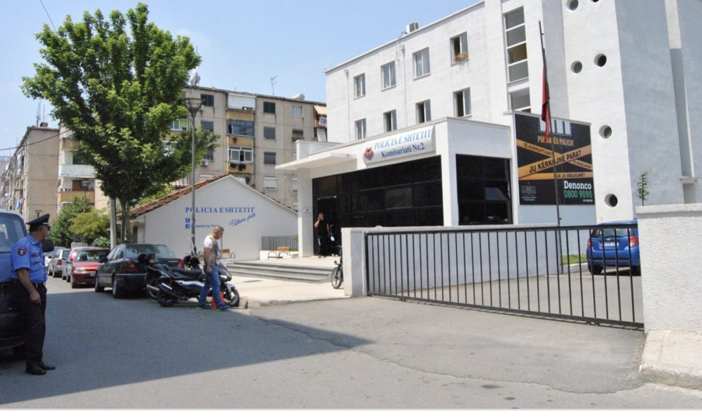 Të shtëna me armë pranë komisariatit nr 2 Tirane