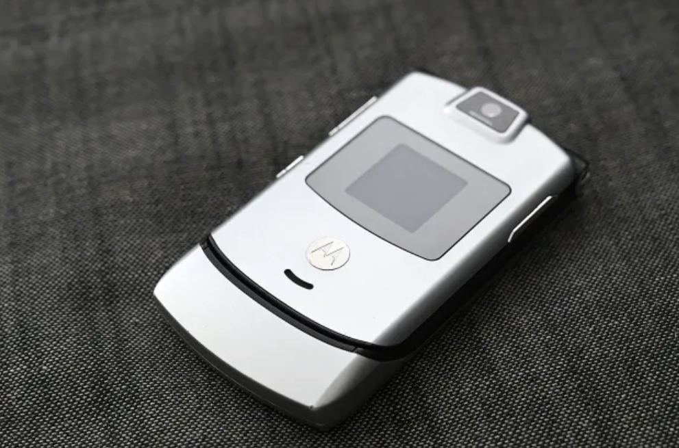 Motorola mendon për nostalgjikët, rikthen modelin me kapak nga viti 2004