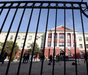 ANALIZA/ “Miti që po thyhet në universitete. Zyrtarët e kontrolluar nga qeveria e lakejtë, kanë marrë guximin dhe po dalin hapur…”