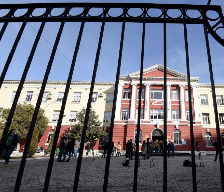 ANALIZA/ “Miti që po thyhet në universitete. Zyrtarët e kontrolluar nga qeveria e lakejtë, kanë marrë guximin dhe po dalin hapur…”
