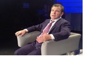 Dako luan kllounin: Ç’a të keqe ka të drekosh me kriminelë?