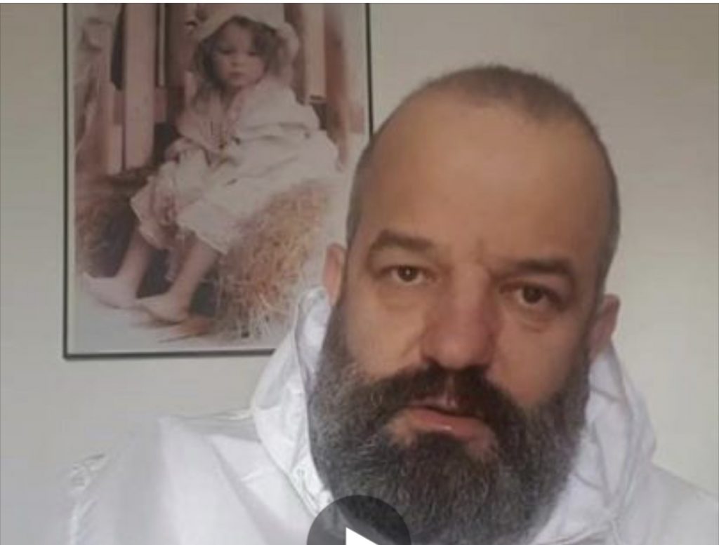 VIDEO/ Korçari  Ilir Vrenozi  i përshëndet  me një “urim” në fund të videos, pasi dëgjon palaçollëkun e politikanëve në Kuvend!