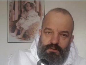 VIDEO/ Korçari  Ilir Vrenozi  i përshëndet  me një “urim” në fund të videos, pasi dëgjon palaçollëkun e politikanëve në Kuvend!