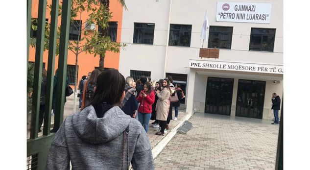 Studentët e Juridikut mblidhen te “Petro Nini” për mësim, pengohen nga të ngujuarit