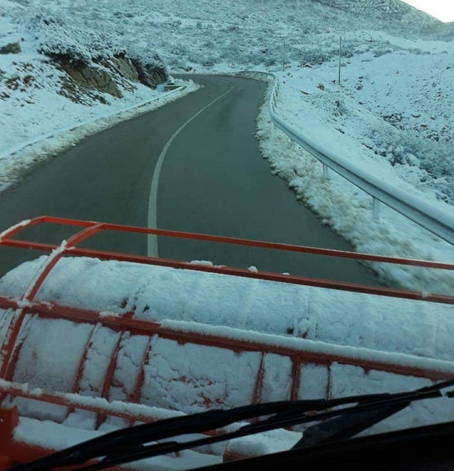 Nesër, dëborë dhe ngrica, ARRSH paralajmëron shoferët: Kujdes, pajisuni me zinxhirë!
