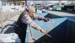 7 vjet pa drita dhe ujë. Çifti i të moshuarve që jeton me ato që mbledh në kazanet e plehrave