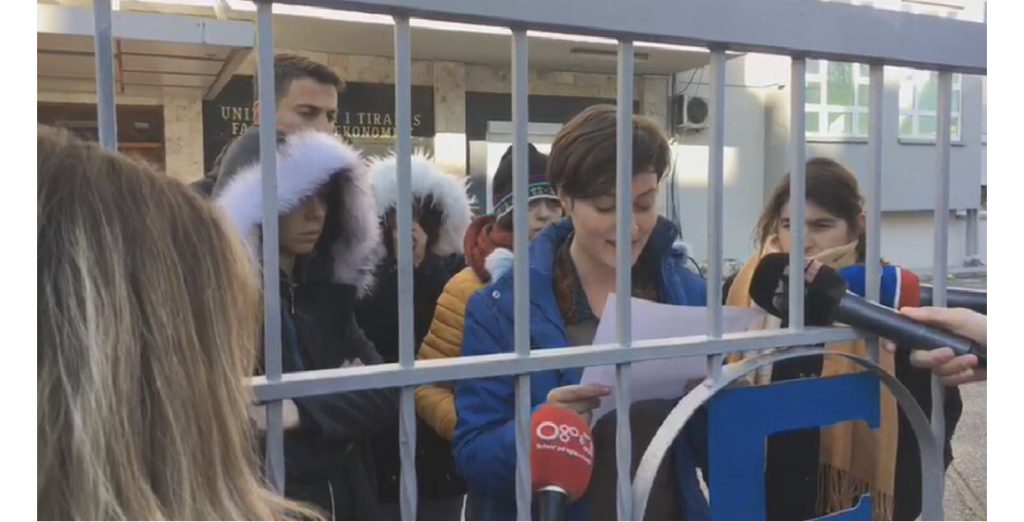 VIDEO/ Zbulohet shkresa që mban studentët të bllokuar tek Inxhinieria, administratorët: Të mos lejohen hyrje-daljet