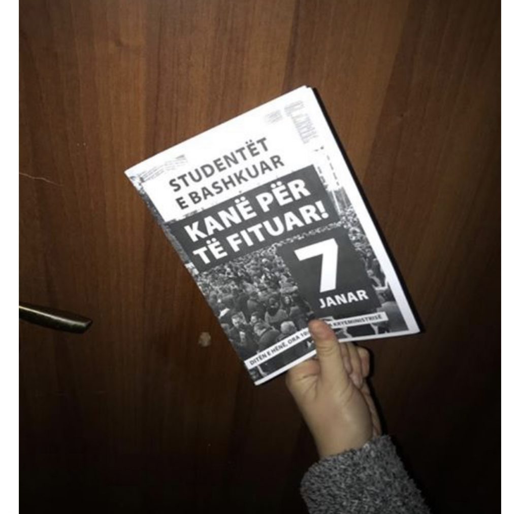FOTOLAJM/Studentët ftojnë qytetarët e Tiranës t’i bashkohen protestës nesër
