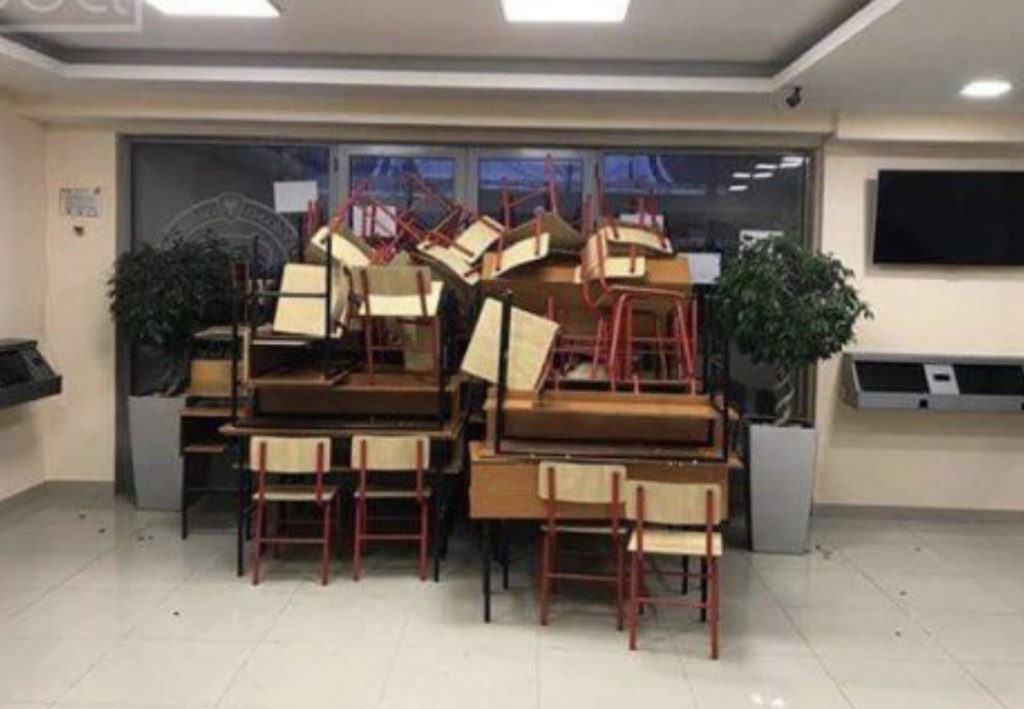 Studentët e Juridikut ngujohen brenda në fakultet, bllokojnë hyrjen me karrige